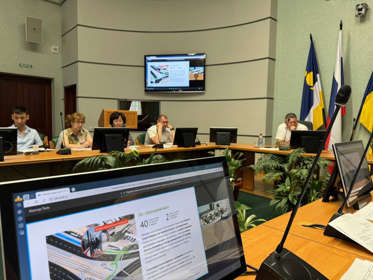 Транспортный узел «Беркут» в Улан-Удэ изменят по примеру Амстердама Как сообщили в мэрии Улан-Удэ, в Комитете по транспорту обсудили вопрос, как разгрузить узел «Беркут», один из важнейших перекрестков города с большим объемом транспортных потоков. Он обеспечивает прохождение потоков между Октябрьским и Железнодорожным районами. Как сообщил эксперт Вадим Горбачев, совместно с командой он провел анализ транспортных потоков и с учетом опыта Нидерландов см фото и европейских стран разработал три варианта: выделенные правые повороты, «турбированное кольцо», светофорное регулирование. - По результатам моделирования лучшим вариантом признано светофорное регулирование. Схема организует движение по заранее заданным траекториям уже на въезде, что снижает число конфликтных точек, повышает безопасность и упрощает восприятие схемы для водителей. Также требует минимальных изменений в существующем дорожном полотне, что снижает затраты на реализацию и позволяет быстро внедрить без масштабных строительных работ, - резюмируют в комитете. Также рекомендована организация наземных пешеходных переходов, перенос к перекрестку и расширение трамвайных платформ для снижения пути пешеходов и короткой пересадки между трамвайными путями. Фото, видео: пресс-служба Улан-Удэ