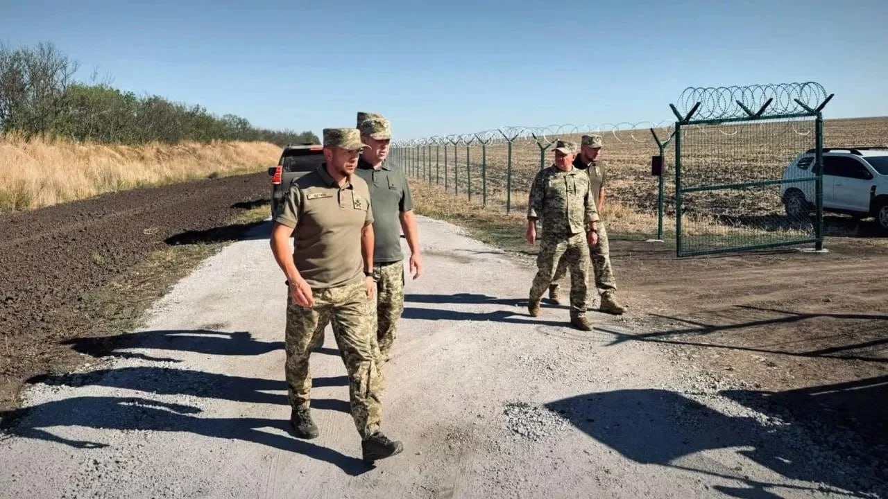 Государственная пограничная служба Украины объявила о строительстве рокадной дороги и установки тепловизионных камер вдоль границы с Приднестровьем В ведомстве заявляют что постройки позволят пограничным нарядам оперативнее передвигаться вдоль границы и обеспечит быстрое реагирование на возможные изменения в обстановке Биспектральные камеры позволят в режиме онлайн эффективно контролировать ситуацию на границе передавая изображение в двух диапазонах видимом и инфракрасном То есть трафик мужественных украинцев на приднестровском участке а это 405 км всё таки есть