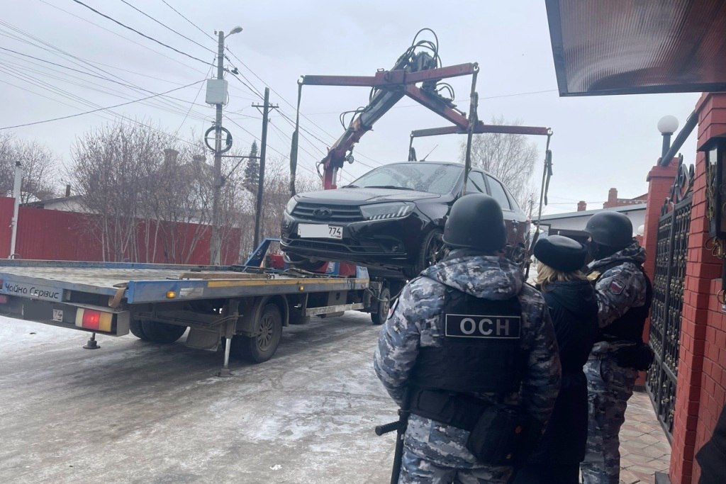 Угрожавший учителю в Челябинске цыган лишился машины  Судебные приставы изъяли Lada Granta у цыгана, который угрозами довел школьного учителя до реанимации. Агрессивному родителю предстоит выплатить потерпевшей миллион рублей компенсации морального вреда. Пока он этого не сделает, автомобиль будет находиться под арестом, а в случае уклонения от исполнения требований суда — выставлен на торги.  — Судьба машины будет зависеть от решения суда по основному иску и от готовности осужденного исполнить требование суда по размеру компенсации морального вреда в срок для добровольного исполнения, — уточнили в ГУФССП региона.  Если челябинец откажется выплачивать компенсацию, арестованный автомобиль оценит независимый эксперт. После этого машину выставят на торги, а вырученный миллион перечислят педагогу.          Голосовать за канал