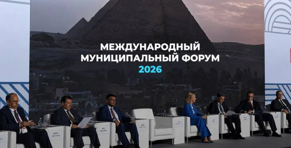 Анонс 23 24 ноября 2026 года в Москве на площадке Национального центра Россия состоится Международный муниципальный форум ММФ масштабное международное событие посвящённое вопросам развития современных городов Главная тема Форума в 2026 году Устойчивая трансформация городов ответ глобальным вызовам ММФ станет ключевой площадкой для обсуждения актуальных вопросов современного градостроительства включая внедрение информационно коммуникационных технологий и искусственного интеллекта а также развитие логистики транспортной инфраструктуры и экологической повестки В числе приоритетных направлений деловой программы разработка эффективных инструментов развития малых городов и исторических поселений Особое внимание будет уделено вопросам подготовки и обучения и кадровой подготовки команд муниципальных образований для реализации наилучших практик городского развития Дискуссии и мероприятия международной повестки будут направлены на укрепление муниципальной дипломатии и межпарламентского сотрудничества Форум учитывает опыт проведения Международного Муниципального Форума БРИКС в 2025 году который объединил более 5300 участников включая 653 мэров городов и руководителей муниципальных образований По итогам мероприятия было подписано 76 соглашений о сотрудничестве Организатором Форума выступает Фонд Росконгресс Мероприятие пройдёт при поддержке Министерства иностранных дел Российской Федерации Совета Федерации Московской городской Думы Всероссийской ассоциации развития местного самоуправления и Московской торгово промышленной палаты Генеральный партнёр Правительство Москвы ММФ предоставит участникам возможность представить лучшие проекты передовые практики и достижения продемонстрировать современные технологические решения для обеспечения устойчивого развития городов и регионов а также расширения внешнеэкономического сотрудничества между предпринимателями России и зарубежных стран В рамках продвижения международного сотрудничества в 2026 году также запланирован ряд партнёрских мероприятий за рубежом в том числе в Индии ОАЭ Китае Индонезии Турции Омане Бразилии и Иране ММФ2026