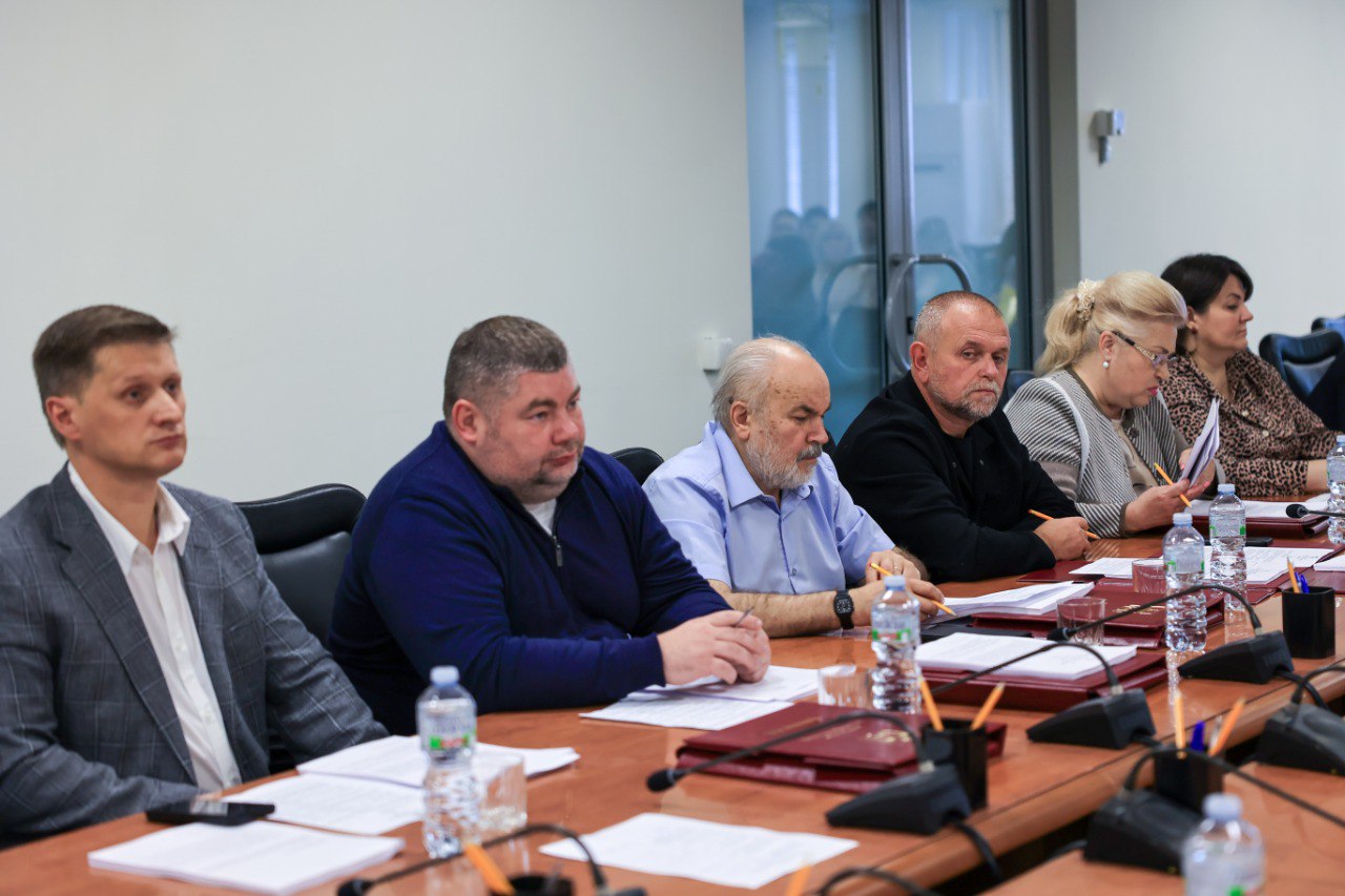Состоялось очередное заседание Совета депутатов городского округа Мытищи Депутаты под председательством Андрея Гореликова внесли уточнения в муниципальный бюджет на 2025 год и на плановый период 2026 и 2027 годов. Доходы уточненного бюджета на текущий год планируются в сумме 23 159 млн рублей, расходы – 24 555 млн. рублей. В ходе заседания также были рассмотрены вопросы, касающиеся жизнедеятельности округа. В их числе – предоставление целого ряда выплат и компенсаций отдельным категориям медицинских работников. Это денежные компенсации по оплате аренды жилья; ежемесячная социальная выплата молодым специалистам амбулаторно-поликлинического подразделения МОКБ и другие. Глава городского округа Мытищи Юлия Купецкая подчеркнула, что одной из основных задач руководства муниципалитета является привлечение медицинских кадров: «Все мы пользуемся услугами наших медицинских учреждений и, конечно, они должны иметь современное материально-техническое обеспечение, а сотрудники – достойный уровень вознаграждения за непростую работу» Кроме того, народные избранники утвердили размер платы за содержание жилого помещения в многоквартирных домах с 1 июля текущего года для собственников, которые на общем собрании не приняли решение об установлении размера платы за содержание жилого помещения. Председатель Совета депутатов Андрей Гореликов подчеркнул, что определять плату за содержание – это право жителей: «Достаточно провести общее собрание и принять тот размер платы, которые они считают нужным. Собственникам необходимо самим активнее вовлекаться в управление своим многоквартирным домом». В ходе заседания депутаты также установили сроки формирования нового состава Молодежного парламента при Совете депутатов. Следующее заседание Совета депутатов состоится 17 июля. #мытищи_новости