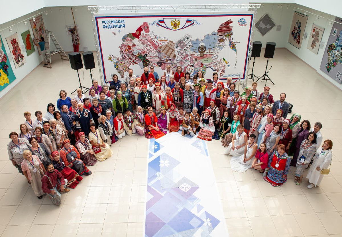 Глава Чуваши Олег Николаев объявил 2026 год Годом дружбы народов О намерении сделать единство народов РФ основной темой наступающего года по всей стране заявил и президент России Владимир Путин Для нас особенно важно что у этой темы уже есть символ придуманный маленькой Чувашией и воплощенный всей страной Вышитая карта России Она наглядно красиво и глубоко показывает мы разные сотканы из сотен культурных традиций языков и верований и мы едины Россия уникальная цивилизация которая сохранила и объединила все это многообразие единым культурным кодом Территория современной Чувашии стала родиной для многих этносов отличающихся языком верованиями традициями и все они сотни лет живут рядом в мире и согласии не растворяясь а обогащая друг друга внося свой вклад в этот общенациональный код В этом братстве в этом единстве наша сила и залог нашего будущего Сохраним же его