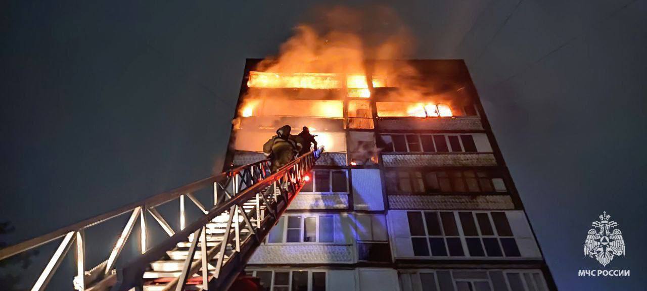 Пожар произошел в жилом доме в Орле, спасены 11 человек, огонь локализован, сообщается в Telegram-канале МЧС РФ