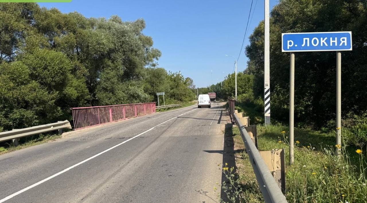На год перекроют движение на мосту через р Локня в Малоярославецком районе С 20 октября 2025 года по 20 ноября 2026 года будет закрыто движение транспорта на дороге Калуга Детчино Малоярославец в районе деревни Афанасово Причина реконструкция моста через реку Локня Для проезда организована временная объездная дорога сообщили в региональном Минтрансе Прислать новость Заказать рекламу