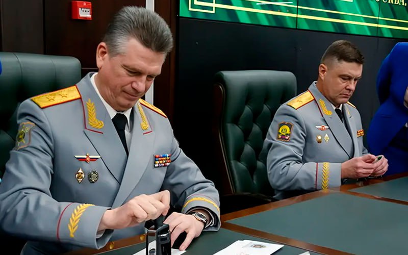Главный кадровик Минобороны РФ пойдёт под суд Завершено расследование уголовного дела бывшего начальника главного управления кадров Минобороны РФ генерал-лейтенанта Юрия Кузнецова. Его обвиняют в получении взятки в особо крупном размере ч. 6 ст. 290 УК за то, что он поспособствовал заключению госконтрактов между Краснодарским высшим военным училищем КВВУ и бизнесменом Левой Мартиросяном на оказание гостиничных услуг на сумму свыше 372 млн рублей. Обвиняемые и их адвокаты приступили к ознакомлению с материалами дела, которое насчитывает более 40 томов. Кузнецов был задержан 14 мая 2024 года. При обыске у него нашли около 100 млн рублей наличными, золотые монеты и предметы роскоши. Кузнецов и Мартиросян, которому вменяют дачу взятки, отрицают вину. Кузнецов был назначен на должность начальника управления кадров в мае 2023 года. Подписаться Прислать новость Помочь бустами