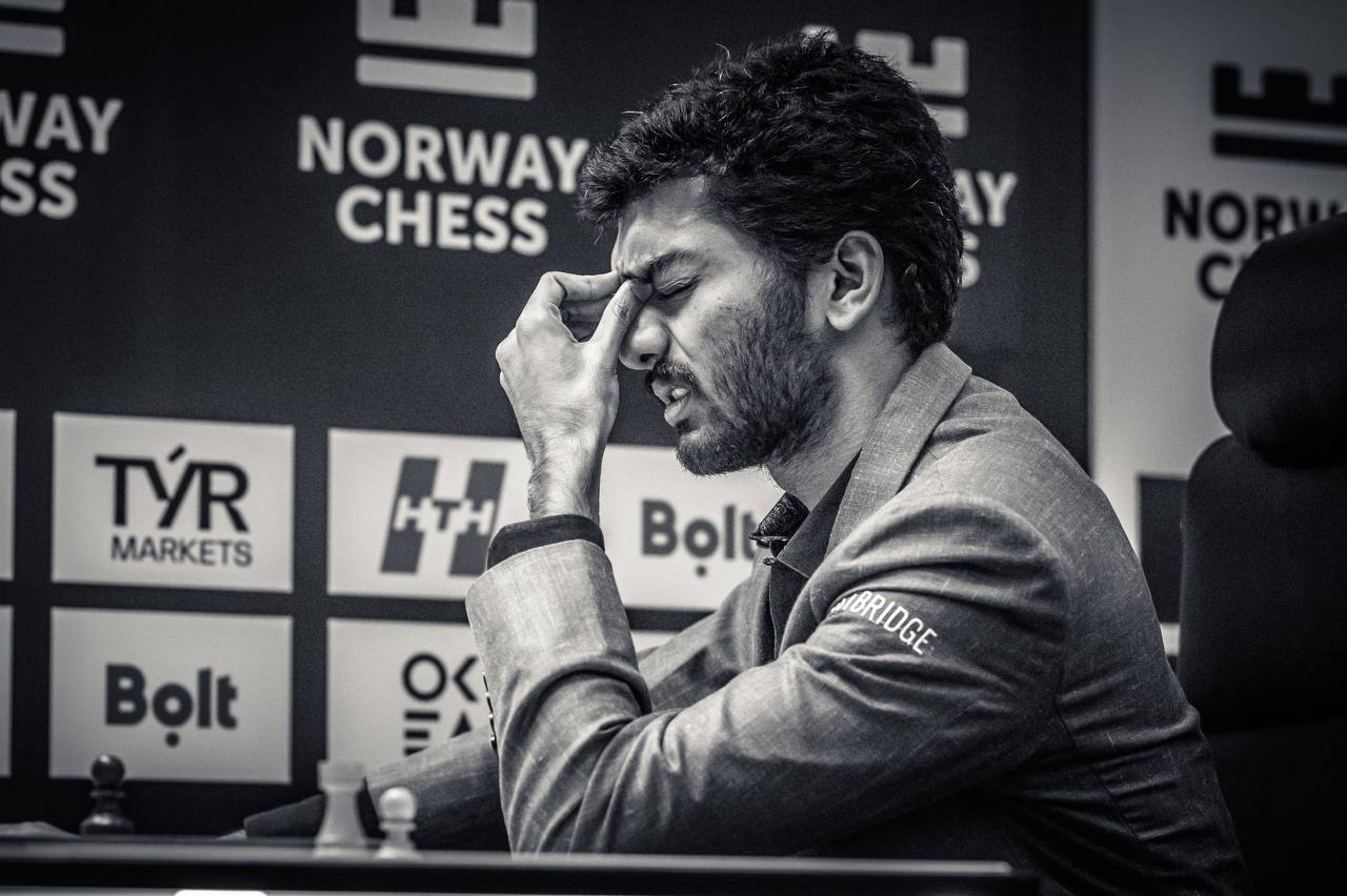 Гукеш проиграл вторую партию подряд в Norway Chess 2025 В Ставангере продолжается турнир Norway Chess 2025 с участием чемпиона мира Доммараджу Гукеша и лидера мирового рейтинг-листа Магнуса Карлсена. Для обоих вчерашний день сложился достаточно непросто: например, Карлсен без проблем уравнял черными против Хикару Накамуры и свел партию вничью, да и в армагеддоне имел отличную позицию, но в итоге не нашел выигрыша – Накамура красиво завершил партию, проведя пешку в ферзи. Еще тяжелее пришлось Гукешу: Арджун Эригайси нашел интересную идею в дебютной позиции из нашумевшей партии Карлсен–Ниманн после которой Карлсен вышел из турнира в Сент-Луисе несколько лет назад , загнал чемпиона мира в цейтнот и дождался его решающей ошибки. Это уже вторая победа Эригайси над действующим чемпионом за полгода – первый раз Арджун сумел зимой переиграть Гукеша в Вейк-ан-Зее. Фабиано Каруане удалось реабилитироваться за вчерашнее поражение – он черными фигурами нанес поражение Вэй И. Благодаря этой победе Каруана оторвался в лайв-рейтинге от Доммараджу Гукеша, который с учетом турнира в Бухаресте теряет уже двадцать пунктов рейтинга за май. Фото: Michal Walusza #новости #турнир
