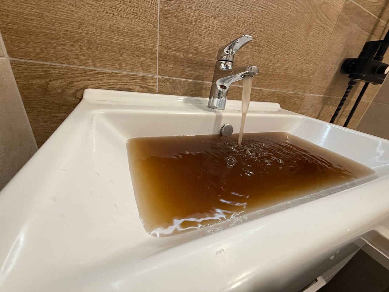 Жители Ноябрьска жалуются на ухудшение качества водопроводной воды. Уже вторые сутки во многих микрорайонах города из крана течет ржавая вода. Причиной загрязнения стали перебои с электричеством на городском водозаборе, говорят в ресурсоснабжающей организации. Когда ситуация улучшится, прогнозов не дают. Коммунальщики решают проблему. Новости Ямала Поддержать нас бустом