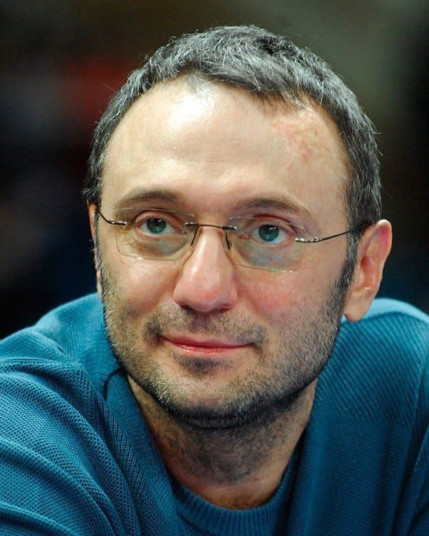 Дочь миллиардера Сулеймана Керимова подала иск по правилам UNCITRAL к Швейцарии Это может стать первым инвестспором из за анти российских санкций По данным Global Arbitration Review одна из дочерей российского миллиардера находящегося под санкциями инициировала разбирательство по правилам UNCITRAL против Швейцарии из за заморозки её люксовых инвестиций в недвижимость Издание называет это первым treaty claim инвестспором на основе международного договора с которым Швейцария сталкивается именно из за своего санкционного режима по России Что важно знать Предмет претензий в пересказе GAR заморозка активов инвестиций связанных с вложениями в элитную недвижимость которую заявительница как сообщается оформляла через швейцарские компании недвижимость предположительно находится в Антибе Франция Санкционный фон семейные и связанные структуры Керимова давно находятся в поле внимания западных санкционных органов США в 2022 г прямо указывали что супруга и дети Керимова включая дочерей Гульнару и Амину были внесены в санкционные списки а также были названы французские компании владевшие управлявшие недвижимостью в Антибе и швейцарская Alstone Investment AG экс Swiru Holding AG в связке с руководителями этих структур Швейцарский enforcement контекст в 2024 г швейцарские источники сообщали что федеральная прокуратура MPC OAG расследует эпизоды связанные с лицами из окружения Керимова в том числе по подозрениям в нарушении эмбарго санкций параллельно SECO сообщало о блокировке значительной суммы упоминались 1 3 млрд швейцарских франков в рамках обеспечительных мер Анонимный Молотников Читайте нас в MAX