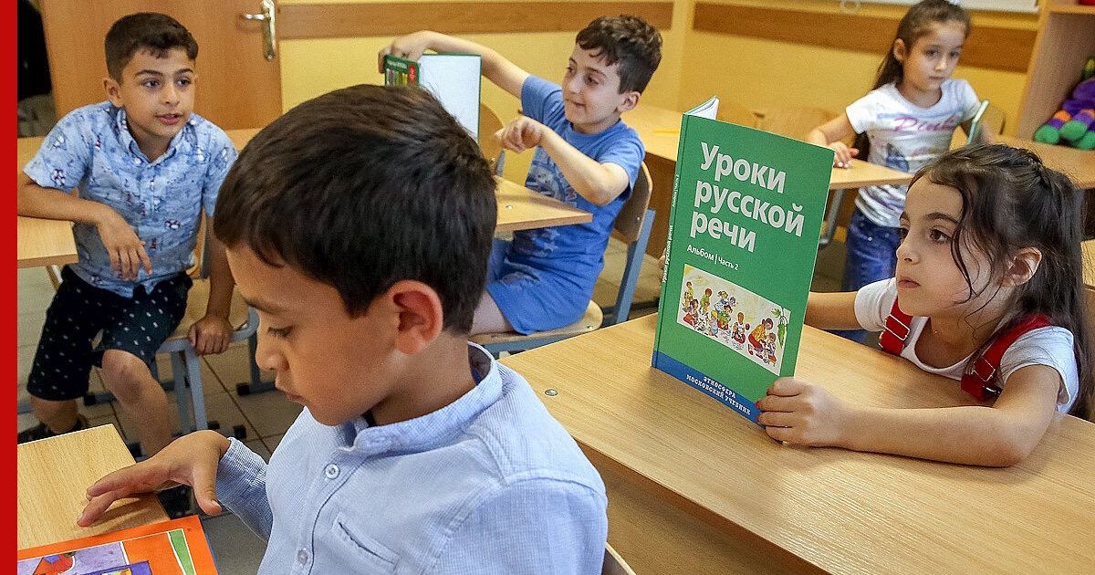 «Это говорит о том, что мы правильно сделали» Так председатель комитета Госдумы по труду, соцполитике и делам ветеранов Ярослав Нилов отреагировал на информацию о том, что свыше 80% детей приезжих не допустили к тестированию. «Эти дети находились бы у нас в школах — дети, нелегально находящиеся или на русском не говорящие. Все это стопорило бы и тормозило уровень образования наших российских детей. Надо дальше не сюсюкаться, а ограничить количество раз, когда можно сдавать экзамен. Не могут — значит, едут домой и ждут своего родителя». Также он предложил предоставлять школьное образование детям мигрантов только на платной основе, так как налоги граждан не должны на это уходить. Согласны? Лучше и не скажешь. Подписаться