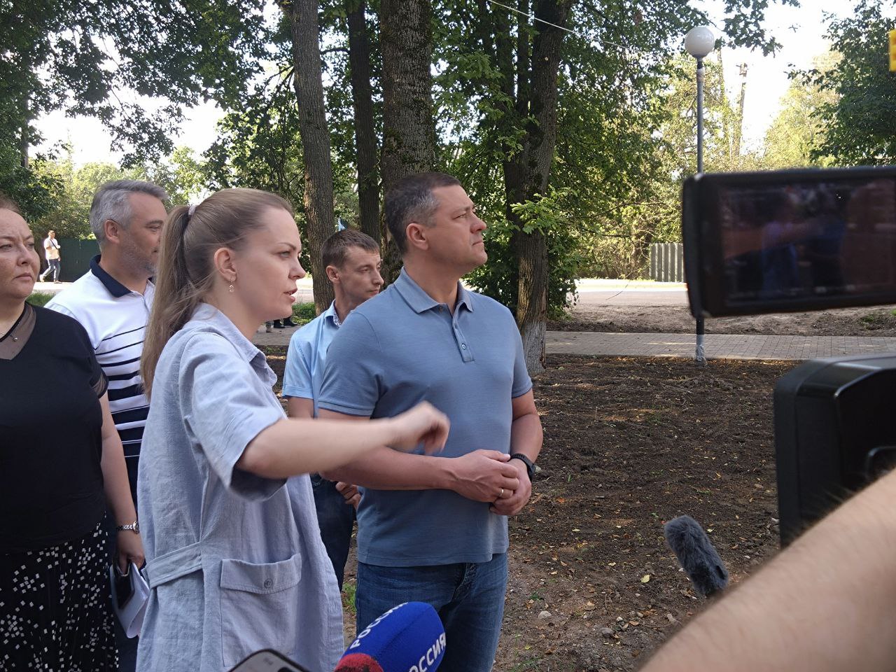 Затем губернатор посетил сквер около здания Администрации района в Палкино, где сейчас ведутся работы по благоустройству. Глава Палкинского района Ольга Потапова отметила, что за проведение благоустройства проголосовали сами жители в прошлом году в рамках проекта ФКГС В сквере уже проведены подготовительные работы – обрезка деревьев, корчевание пней и разработка грунта, частично выполнено устройство покрытий и озеленение территорий. Мешают проводить благоустройство сильные дожди – подрядчик работает в перерывах между осадками. Здесь же обустроен асфальтовый памп-трек – это специальная велосипедная трасса с чередование ям, кочек и контруклонов, которая является замкнутой. Инвестор, реализующий инвестпроект по созданию хилинг-отеля на берегу озера Белая Струга в Палкинском районе, дополнительно выполнил обязательства по развитию социальной инфраструктуры и обустроил эту общественную территорию