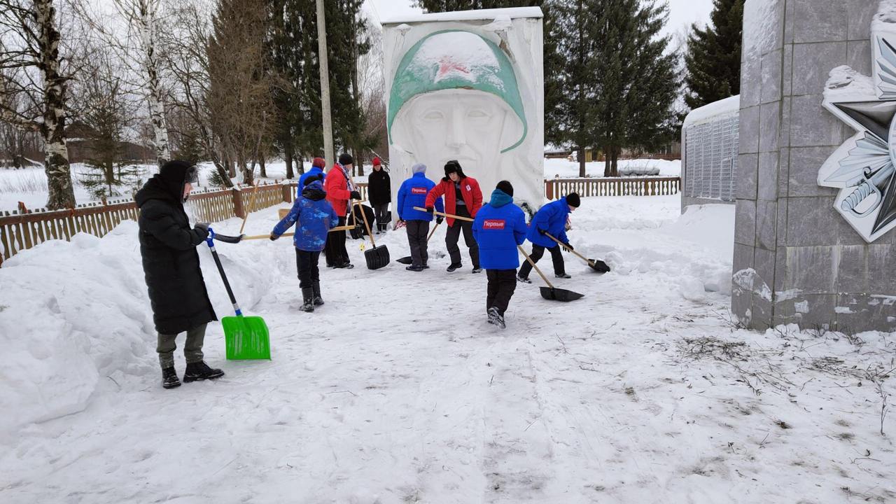 В Юсьвенском округе убирать снег вышли школьники   Учащиеся Крохалевской и Купросской школ ответственно борются с последствиями снегопадов на территории вокруг памятников погибшим воинам в годы Великой Отечественной войны, сообщает администрация округа.     Подпишись на «КП-Пермь»