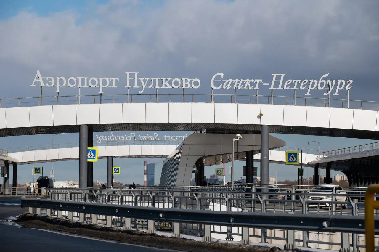Из Петербурга во Владивосток запускают прямые рейсы сообщили в пресс службе аэропорта Пулково Это направление является самым дальним по России для Северной столицы почти 7 тыс километров пути по прямой линии Во Владивосток самолёты будут отправляться с 19 июня до трёх раз в неделю по четвергам пятницам и субботам Перевозчиком станет Аэрофлот Время отправления выбрали ночное чтобы пассажиры могли легче перенести путешествие Перелёт займёт 8 часов 10 минут Расписание рейсов уже доступно на сайте аэропорта Сергей Ермохин ДП Подписаться на ДП в Telegram MAX