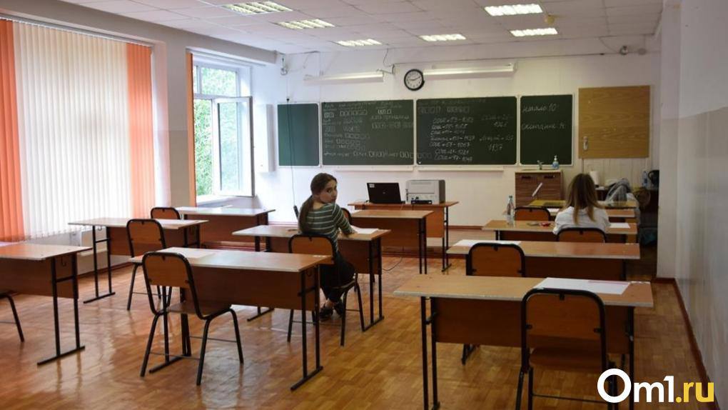 Омский школьник попал в больницу после того как одноклассник ударил его электрошокером Во вторник 14 октября в школе 86 в Нефтяниках ученик 8 класса ударил своего одноклассника электрошокером Пост с такой информацией появился в паблике Апасная школа Омск во ВКонтакте В нём указано что пострадавшего ребёнка увезли в больницу при этом полицию и охрану учреждения к данному инциденту не привлекли На публикацию отреагировала городская администрация В комментариях омские власти пояснили что школьник случайно задел другого ученика шокером пока рассматривал его на перемене Администрация учреждения незамедлительно сообщила родителям о произошедшем и вызвала скорую медицинскую помощь В школе проведён внеплановый инструктаж для сотрудников а также беседы с обучающимися о правилах безопасного поведения во время пребывания в образовательном учреждении и о личной безопасности Охранные услуги по обеспечению безопасности обучающихся и сотрудников школы 86 предоставляет частная охранная организация Алмаз в обязанности которой входит внутриобъектовый и пропускной режим на объекте образовательного учреждения сообщили в мэрии Отметим что к делу уже подключился региональный следком Ведомство организует проверку в ходе которой будут выяснены все обстоятельства и причины несчастного случая Om1 Омск в MAX