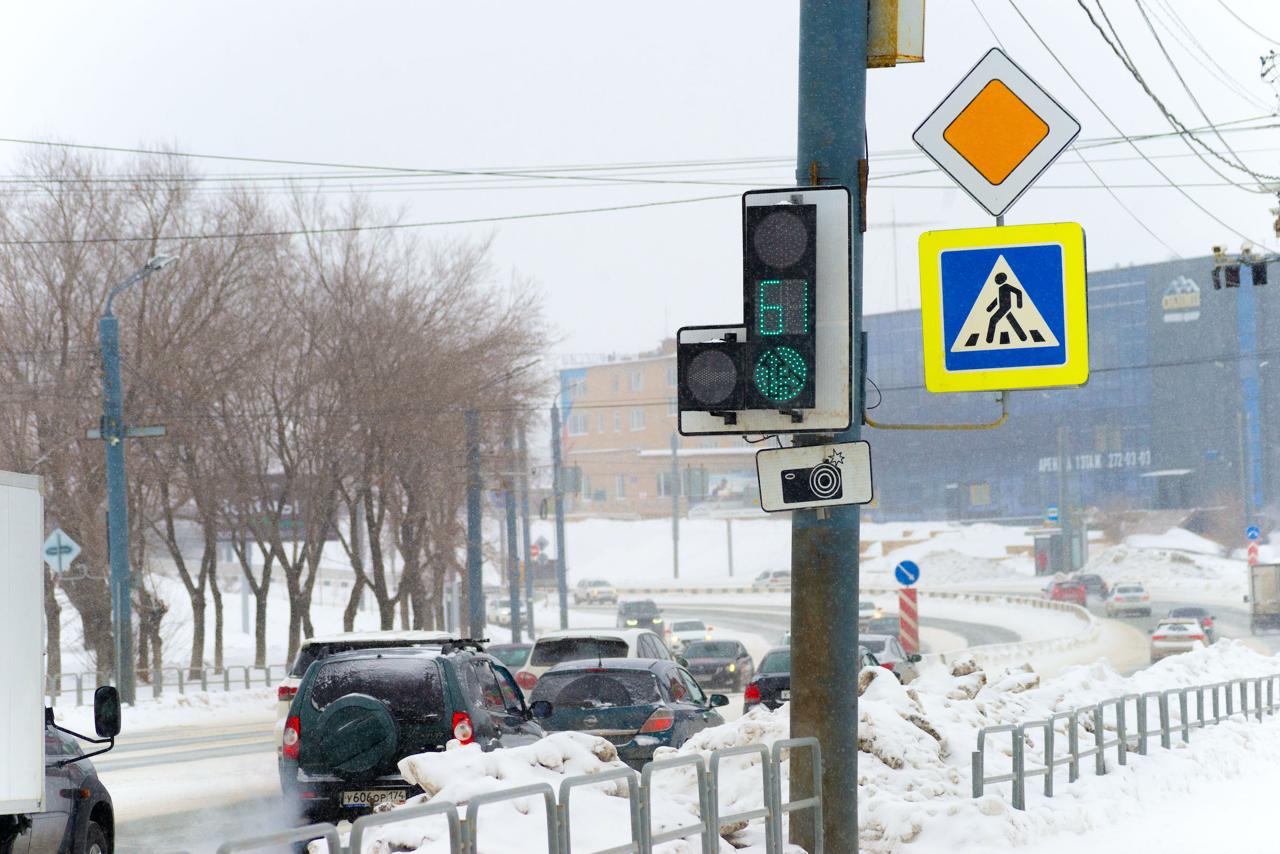 В Челябинске запустили чат бот для борьбы с незаконной рекламой Администрация Челябинска запустила в Max чат бот для борьбы с незаконной рекламой Через него жители могут отправить фото и адреса баннеров которые размещены на улицах нелегально Вся информация попадающая в чат бот будет обрабатываться нейросетью И мы будем своевременно отрабатывать ее и демонтировать незаконные рекламные конструкции сообщил вице мэр по развитию дорожно транспортной инфраструктуры и цифровизации Дмитрий Агеев Главная цель цифрового сервиса оперативное получение данных от жителей Челябинска и демонтаж незаконной рекламы на дорожных знаках Нередко нелегальные указатели ведут к магазинам заводам частным клиникам и мешают автомобилистам В обращении к боту нужно указать адрес ближайшего дома пересечение улиц или географические координаты места где появился подобный знак Можно прикрепить фотографию После отправки сообщения его автору придет соответствующее уведомление Он получит сигнал и после того как запрещенный указатель демонтируют По городу встречаются случаи когда незаконная реклама располагается и на опорах освещения и на дорожном ограждении и на электрических шкафах которые регулируют светофорные объекты В первую очередь ждем сообщения от жителей для того чтобы могли оперативно реагировать и устранять все факты такой рекламы подчеркнул мэр Алексей Лошкин Подписаться на vecherchel   Поддержать Читать в Мах