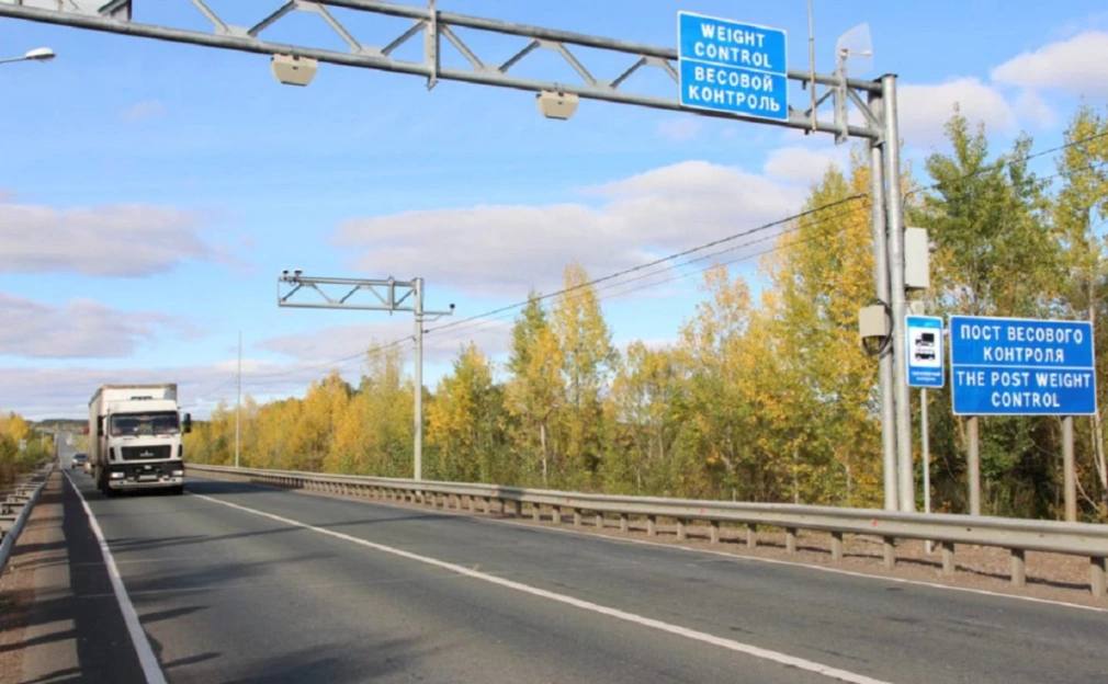 Хабиров призвал в 30 раз увеличить сбор штрафов за нагрузку на дороги Глава Башкирии Радий Хабиров призвал увеличить сбор штрафов за превышение допустимых габаритов и массы автомобилей более чем в 30 раз Сейчас в республике на этих взысканиях ежегодно собирают около 600 млн руб Цифру можно довести до 20 млрд сообщил руководитель региона Он посетовал на водителей большегрузных машин и спецтехники которые портят дороги особенно регионального и местного значения Нередко трассы разрушаются во время ремонта один участок ремонтируется а в это время другие отрезки трассы испытывают повышенные нагрузки из за подвоза стройматериалов и техники Глава региона анонсировал стратегию по защите дорог республики от перегруженных машин Программа будет рассчитана на десять лет РБК УФА Подпишитесь на ufa rb