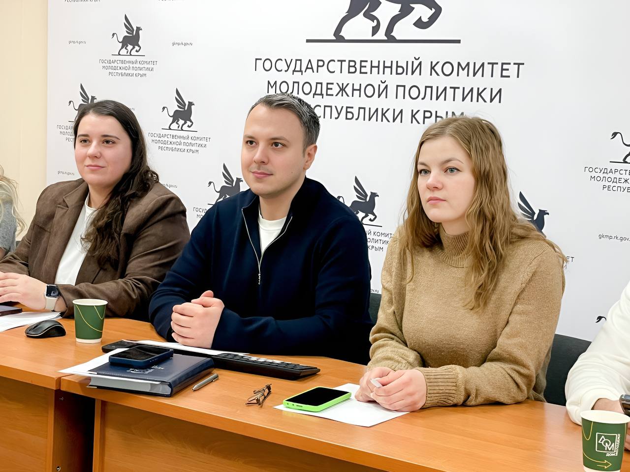 Провели онлайн совещание с администрации муниципальных образований Обсудили реализацию молодежной политики на местах Сейчас идет период сдачи отчетности за прошедший год поэтому актуализировали формы и сроки заполнения Вместе с коллегами рассказали о ключевых планах в сфере патриотического воспитания и добровольческой деятельности о работе Дома Молодежи и ГАУ РК Ресурсный центр В каждом муниципалитете важно утвердить муниципальный правовой акт о мерах поддержки добровольцев Скоро будет запущен Всероссийский конкурс лучших региональных практик поддержки добровольчества волонтерства Регион добрых дел Популяризация системы ДОБРО РФ Уже стартовала Всероссийская форумная кампания Росмолодежи 2026 Планируются выезды для обучения молодежи в сфере культуры безопасности Пройдут традиционные соревнования Крым спас квест Спасибо коллегам за уделенное время