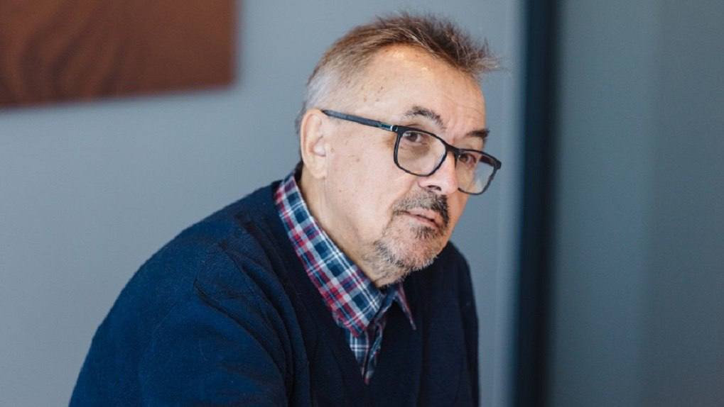 За дискредитацию армии будут повторно судить главу киноклуба Ельцин Центра В первый раз Вячеслав Шмыров избежал штрафа суд вернул дело поскольку полицейский составлявший протокол вписал в него имя другого человека Новое заседание пройдет 23 октября подтвердил 66 RU адвокат Георгий Краснов Из материалов дела следует что Вячеслав Шмыров фактически не был уведомлен о повторном составлении протокола что является нарушением и основанием для очередного возвращения в полицию В судебном заседании будут представлены доказательства не уведомления Главе киноклуба вменяли антивоенное высказывание опубликованное 25 февраля 2022 года в соцсетях Вину он не признал Фото официальный сайт Ельцин Центра   Новости из Екатеринбурга