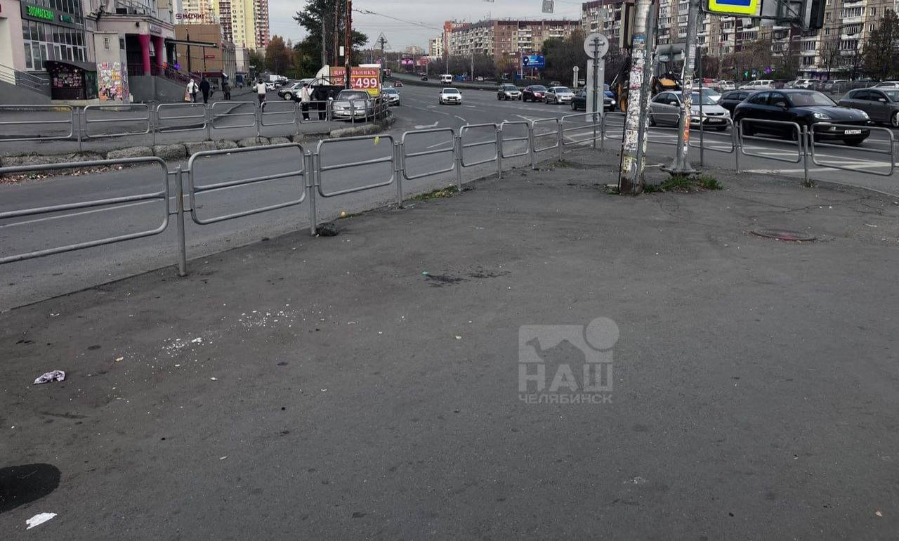 Разогнали стихийный рынок на северо западе Прокуратура вместе с полицией пресекла незаконную торговлю на перекрёстке улицы Чичерина и проспекта Победы Местные давно жаловались что продавцы мешают проходу и проезду занимают место у остановки и пешеходного перехода В ходе рейда выяснилось что торговля велась без разрешений и статуса предпринимателя а товары продавали прямо из фургонов На нарушителей составили протоколы территорию очистили от машин и палаток