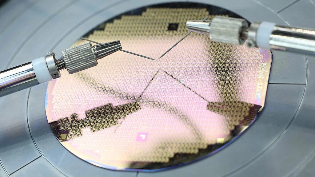 Минпромторг выделит 3 млрд рублей на оборудование для микроэлектроники Минпромторг начнет компенсировать компаниям производителям электроники до 30 от стоимости приобретаемой единицы отечественного оборудования для производства радиоэлектронной продукции Максимальный размер компенсации составит 50 млн руб на единицу оборудования Также ведомство планирует предоставлять льготные кредиты по ставке 3 5 на организацию серийного производства оборудования для производства электроники В совокупности на эти цели Минпромторг готов выделить около 3 млрд руб в 2026 2028 гг Об этом на форуме Электроника России 2025 25 ноября 2025 г заявил замминистра промышленности и торговли Василий Шпак Подписаться niiet Поддержать канал