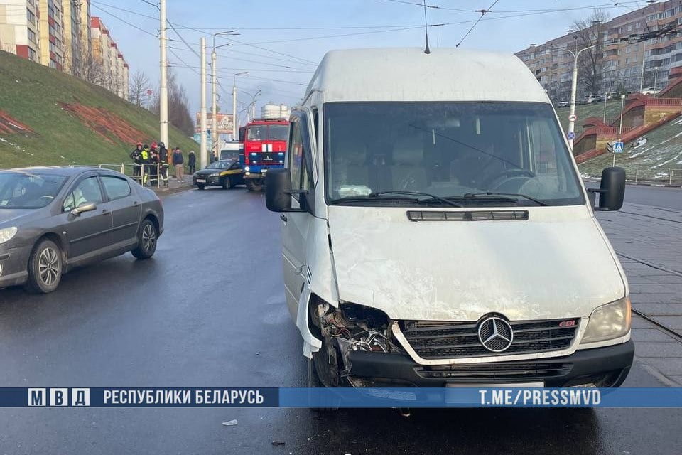 ДТП в Витебске: погиб ребенок   Сегодня около часа дня водитель автомобиля Mercedes-Benz Sprinter при проезде регулируемого пешеходного перехода, двигаясь на запрещающий сигнал светофора, не предоставил преимущество 9-летнему пешеходу.   В результате ДТП мальчик получил травмы несовместимые с жизнью и скончался в учреждении здравоохранения.   ‍ На месте происшествия работают сотрудники ГАИ и следственно-оперативная  группа.   Водителям при проезде регулируемого перекрестка следует неукоснительно соблюдать требования сигналов светофора! Если перед пешеходным переходом находятся остановившиеся транспортные средства - заблаговременно снизить скорость и быть готовыми к появлению пешеходов из-за стоящего транспорта.  Возбуждено уголовное дело по ч.2 ст.317  нарушение правил дорожного движения повлекшее по неосторожности смерть человека  Уголовного кодекса Беларуси.  Сайт  TikTok VK  Instagram   YouTube  ОК   Стикерпак ВВ   Стикерпак "Марафон единства"