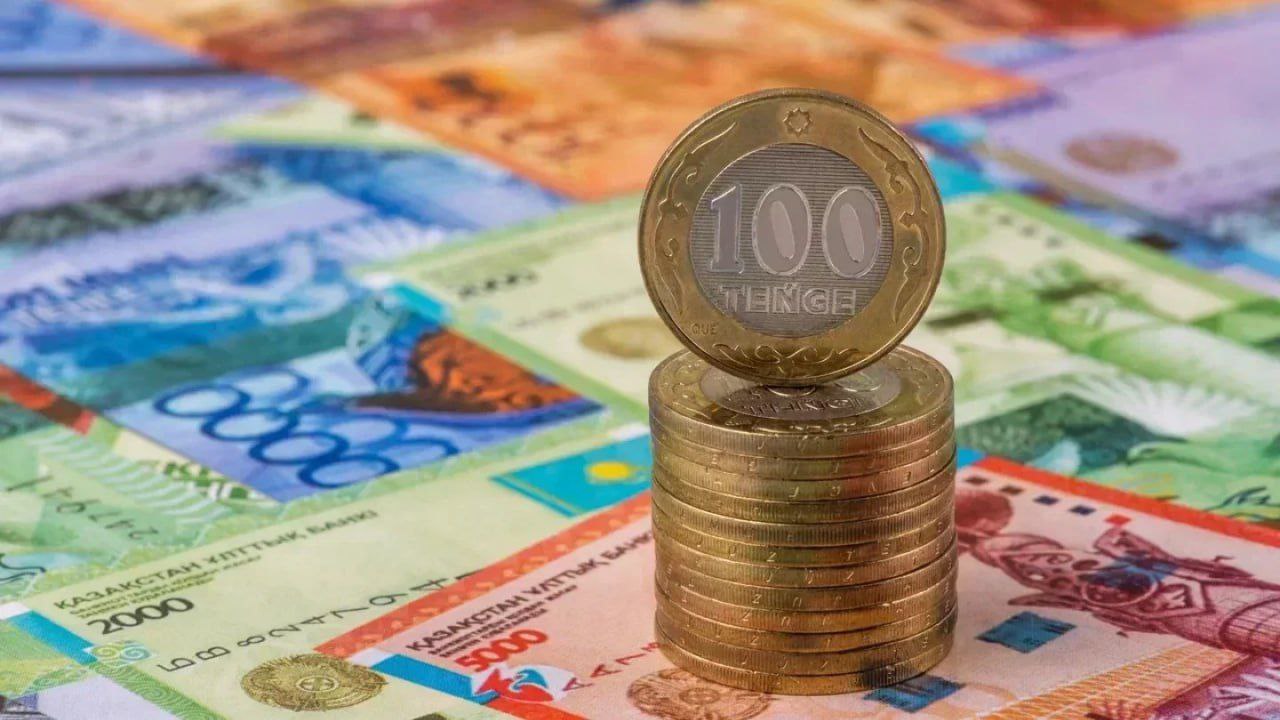 Тенге продолжает укрепляться Доллар уже по 492 Последние несколько дней тенге продолжает укрепляться на биржевых торгах на Казахстанской фондовой бирже KASE Накануне курс преодолел психологическую отметку в 500 тенге за доллар Днём 4 февраля тенге торговался по 498 15 за доллар днём 5 февраля по 492 за доллар Укрепление тенге продолжается с начала октября когда доллар стоил 549 тенге Оно происходит на фоне притока иностранных инвесторов в госдолг а также продажи валюты Нацбанком и госкомпаниями обязанными избавляться от части экспортной выручки В предыдущий раз доллар стоил меньше 500 тенге в марте прошлого года В алматинских обменниках доллар продают по цене в диапазоне 496 502 тенге Наблюдатели говорят о влиянии налогового периода во время которого компании особенно экспортёры активно скупают тенге для перечисления в бюджет Аналитики Applied Economic Research Centre AERC прогнозируют среднегодовой курс на уровне 546 тенге за доллар Halyk Finance предсказывает 580 590 тенге за доллар к концу года Фото Максим Золотухин t me orda kz