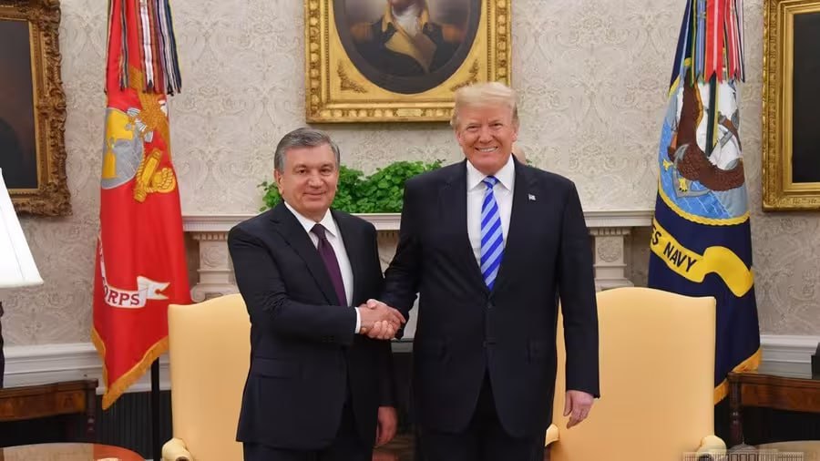 Шавкат Мирзиёев и Дональд Трамп провели телефонный разговор Президенты Узбекистана и США обстоятельно обсудили планы по наращиванию сотрудничества и предстоящие мероприятия Шавкат Мирзиёев пригласил Дональда Трампа совершить официальный визит в страну uznews uz ru news 103213 uznews