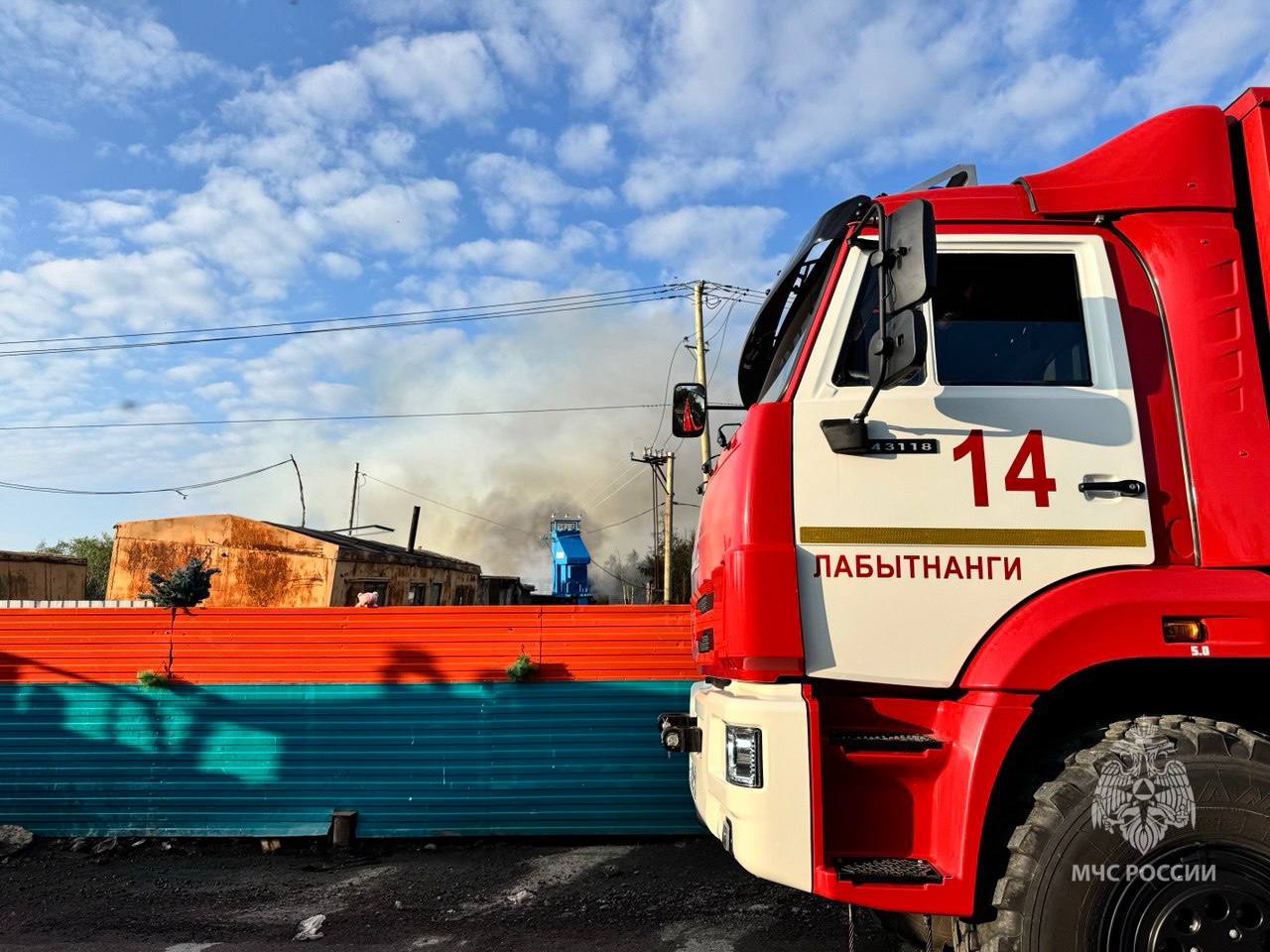 В Лабытнанги пожарные спасли животных и предотвратили взрыв газовых баллонов Сегодня в 06:24 на улице Сибирская загорелись деревянные хозяйственные постройки. На момент прибытия пожарных горело около 200 кв. м. Внутри были животные: удалось спасти 10 гусей, 18 свиней и собаку. Количество погибших уточняется. Пострадал 55-летний хозяин, он госпитализирован с ожогами. Пожарные вынесли 20 газовых баллонов, избежав взрыва. Открытое горение ликвидировано через 1,5 часа, площадь пожара — 300 кв. м. Причины устанавливаются. МЧС Ямало-Ненецкого АО Вести Ямал Принимаем ваши сердечки