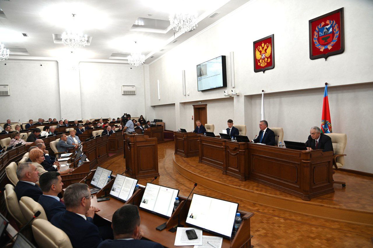 Правительство Алтайского края Депутаты Алтайского краевого Заксобрания поддержали инициативы Губернатора края в сфере креативных индустрий публичных слушаний в муниципалитетах по вступлению в эксперимент по гостевым домам Депутаты АКЗС на сессии 28 августа поддержали инициативы главы региона и краевого Правительства Всего в повестку состоявшейся сессии было включено 20 вопросов в том числе 11 законопроектов из которых 6 внес Губернатор края Виктор Томенко О наиболее значимых из принятых на сессии законах рассказал Представитель Губернатора и Правительства в АКЗС Александр Евстигнеев В продолжение работы по совершенствованию законодательства в области организации местного самоуправления с связи с принятием Федерального закона от 20 03 2025 33 ФЗ Об общих принципах организации местного самоуправления в подробнее на канале Правительство Алтайского края