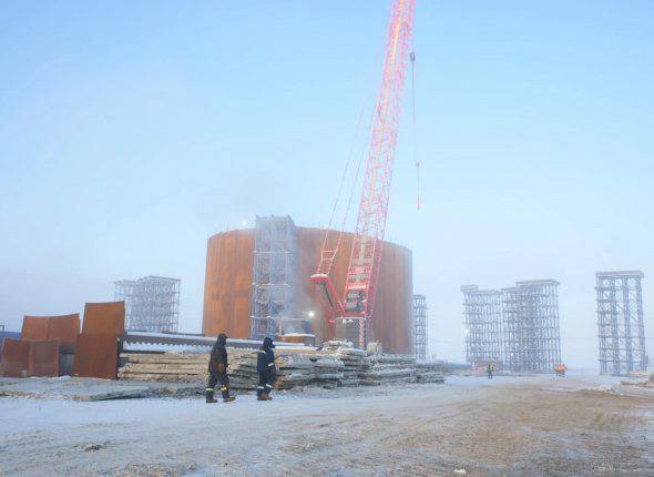 Строительство Ленского моста продолжается в условиях экстремальных морозов Работы на объекте идут круглый год На обоих берегах реки обеспечена инфраструктура работают технологические укрытия тепловые склады и бетонные заводы Даже при критически низких температурах специалисты выполняют монтаж конструкций и подготовку к дальнейшему возведению моста Фото Главы и правительства РС Я YakutiaMedia Новости Якутии