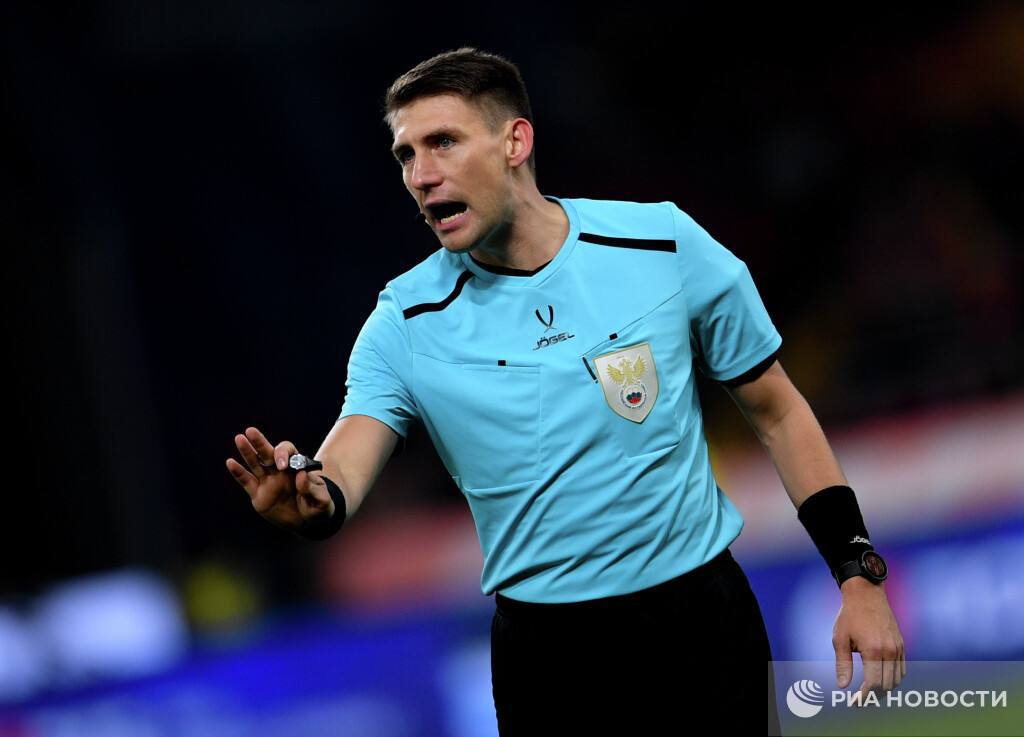 Судью РПЛ задержали при попытке покинуть Россию 18 декабря полиция задержала Егора Егорова по делу Торпедо при попытке улететь из России сообщает в своем Telegram канале журналист Иван Карпов В прошлом сезоне автозаводцы по спортивному принципу вернулись в высший дивизион российского футбола Впоследствии КДК РФС исключил Торпедо из числа участников РПЛ за попытку организации договорных матчей в Первой лиге Егор прилетел из Нижнего Новгорода в Москву откуда хотел улететь на отдых с семьей В Москве подошли сказали что он проходит по уголовному делу Отвезли допросили Потом Егор поехал домой Единственное самолет на отдых к тому моменту уже улетел приводит слова Егорова старшего РБ Спорт Подписывайтесь на РИА Новости Спорт в MAX