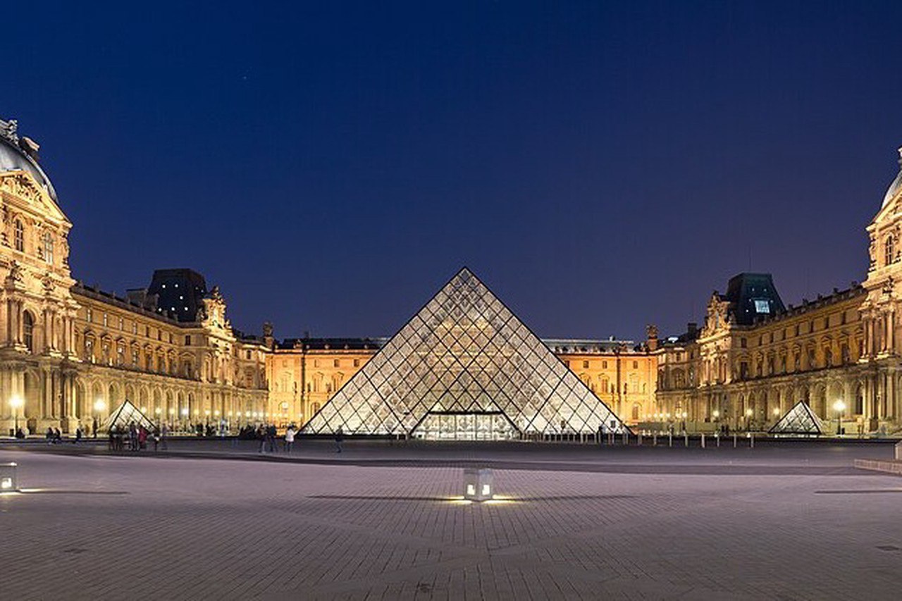 В Лувре сотни ценных книг и документов пострадали из за протечки труб В одном из самых защищенных музеев мира снова что то пошло не так В Египетском отделе Лувра не выдержала старая гидросистема и около 400 книг XIX XX века на которых держится современная египтология оказались в воде сообщает Figaro В музее уверяют что документы восстановят но похоже сначала им придется восстанавливать собственную репутацию Подпишитесь на Абзац TG VK Дзен MAX Rutube