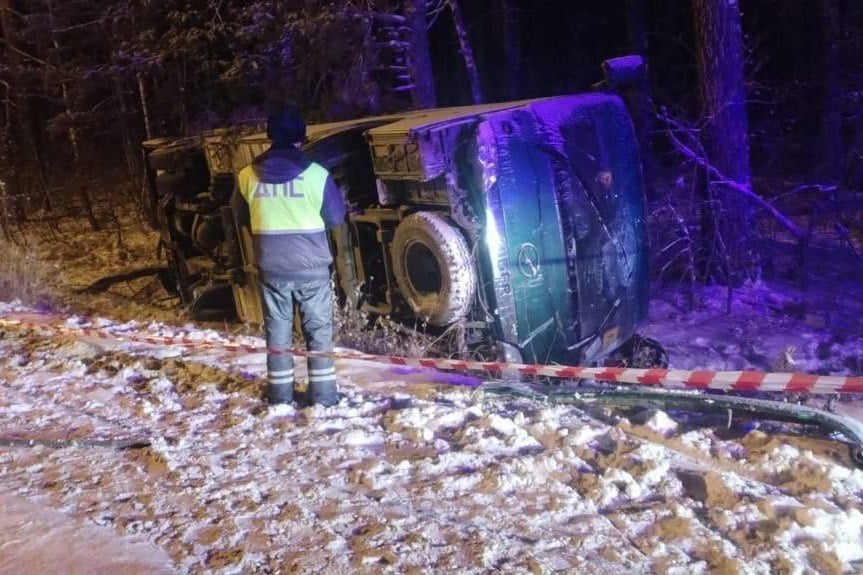 В Челябинской области перевернулся автобус с детьми, пострадали три пассажира  Вечером 19 декабря под Кыштымом перевернулся автобус с детьми. Как сообщили в Госавтоинспекции по Челябинской области, ДТП произошло во время снегопада.  — По предварительным данным, водитель Higer не справился с управлением на 69 километре автодороги Миасс-Карабаш-Кыштым и совершил съезд в кювет с последующим опрокидыванием, — уточнили в пресс-службе областной ГАИ.  Автобус следовал из Миасса в Снежинск. В нем ехали 25 детей и двое взрослых. По данным Госавтоинспекции, в аварии пострадали три пассажира.