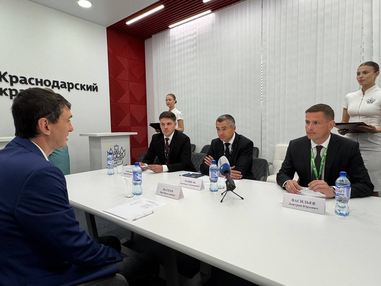 На международной выставке «Иннопром-2025» Краснодар заключил два инвестсоглашения Во второй день форума вице-губернатор Кубани Александр Руппель, первый заместитель главы города Дмитрий Васильев и представители промышленных компаний подписали трехсторонний протокол о намерениях и соглашение о сотрудничестве. Компания ООО «Унипак» планирует построить в Краснодаре предприятие по выпуску декорированной стеклотары. Там планируют производить до 50 млн изделий в год. Объём инвестиций в проект превысит 200 миллионов рублей. В посёлке Дорожном на территории индустриального парка «Краснодар» Южная стекольная компания планирует запустить производство по переработке стекла. Проектом предполагается строительство производственного здания, административно-бытового комплекса, благоустройство прилегающей к предприятию территории. Инвестиции в проект превысят 2 миллиарда рублей. Читайте нас: Телеграм ВК Дзен Все каналы администрации