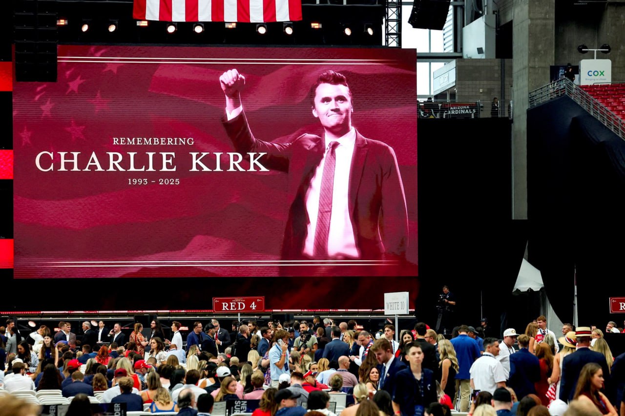 Павел Дуров счел вполне правдоподобной версию о причастности Франции к смерти консервативного активиста Чарли Кирка Напомним что американская журналистка и блогер Кэндис Оуэнс сообщила со ссылкой на источник в Елисейском дворце что убийца Кирка обучался в 13 й бригаде Французского легиона а власти США якобы знали об этом Проанализировав все что Чарли Кирк когда либо говорил о президенте Франции Эммануэле Макроне я нахожу информацию о причастности Франции к его смерти вполне правдоподобной написал он на своей странице в X бывший Twitter заблокирована в России Дуров также напомнил что Кирк призывал ввести пошлины в размере 300 для Франции до того момента пока не снимут обвинения против предпринимателя Фото Reuters Подписаться на Российскую газету в Читать нас в MAX