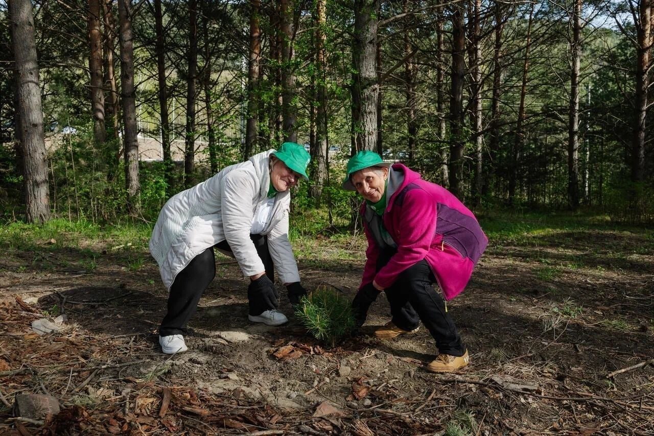 Смотровая площадка Красноярской ГЭС в Дивногорске стала зеленее благодаря усилиям волонтеров и сотрудников компании Эн+.  Во время экологической акции Эн+ и РУСАЛа «Зеленая волна» на площадке высадили 140 молодых растений: горной сосны, боярышника, вейника и молинии.  «Эта площадка выбрана не случайно. В 2024 году мы подарили Дивногорску современную смотровую, которая полюбилась не только горожанам, но и туристам, приезжающим в наш город. Вместе мы создаем зеленый ландшафт, и надеюсь, что жители будут беречь наши посадки, а мы будем о них заботиться», — рассказал директор Красноярской ГЭС Станислав Легенза.