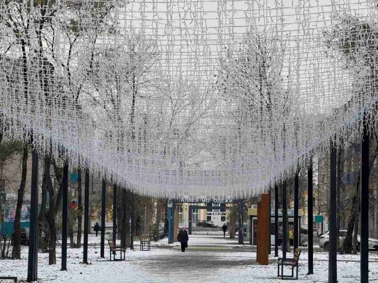 В Белогорске завершают монтаж иллюминации цвета звездного неба В городе Белогорске Амурской области в рамках федерального проекта Формирование комфортной городской среды появится иллюминация характерная для больших городов Световой ковер над головой из 180 линий со свисающими нитями который будет напоминать звездное небо статичным светом бело желтого оттенка Конструкция весом полтонны состоит из 42 тысяч светодиодов которые будут включаться с наступлением темноты Пусконаладочные работы по настройке освещения начались немного позже запланированного срока поскольку пришлось менять систему крепления из за вмешательства вандалов Также в сквере будут установлены скамейки и в будущем будут высажены цветники Приамурье