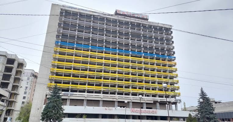 Тело 13 летней школьницы обнаружили на дне шахты лифта заброшенного здания бывшей гостиницы Național в Кишиневе Полиция была поднята по тревоге вечером после того как девочка не вернулась домой Сообщается признаков насильственной смерти на теле ребенка не обнаружено rusputnikmd 2