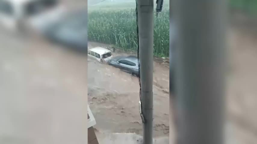 Сильные дожди приводят к оползням и наводнениям в Китае