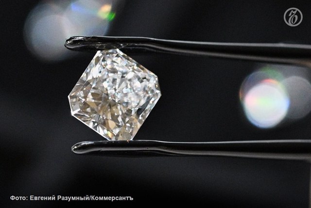 Экспорт алмазов из России в Индию в августе увеличился более чем вдвое и достиг максимума с апреля 2025 года Об этом пишет РИА Новости со ссылкой на данные министерства торговли и промышленности Индии Россия продала Индии алмазов на 31 3 млн В августе прошлого года Нью Дели закупил камней на 13 4 млн При этом поставки за январь август 2025 го составили 342 1 млн что на 40 меньше чем за аналогичный период прошлого года Больше всего алмазов в Индию поставляет ОАЭ сумма экспорта достигла 685 млн В тройку лидеров по поставкам также входят Гонконг 173 1 млн и США 140 3 млн Россия в этом рейтинге занимает седьмое место