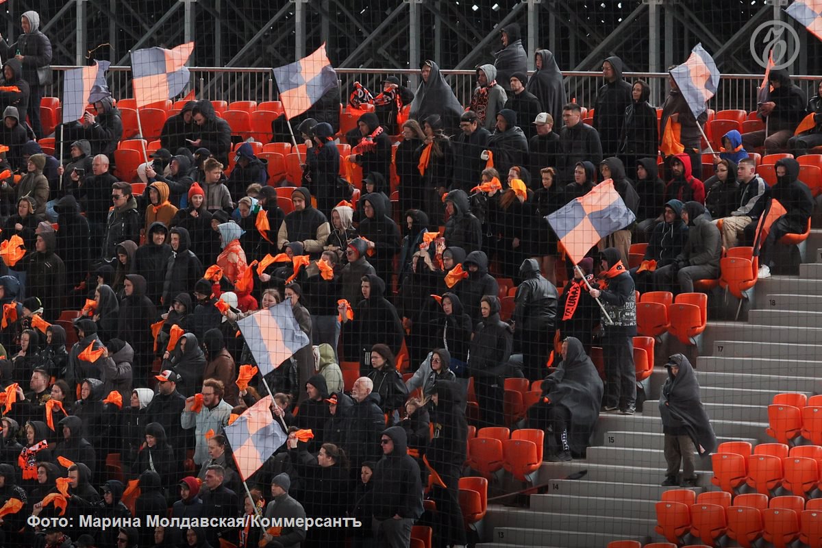 ФК Урал одержал победу над СКА Хабаровск сохранив первое место в турнирной таблице и продолжив серию побед На выездной игре уральская команда выиграла со счетом 2 0 Гол на четвертой минуте забил Илья Ишков на 42 й Итало Гонсалвес Подписывайтесь на Ъ Урал