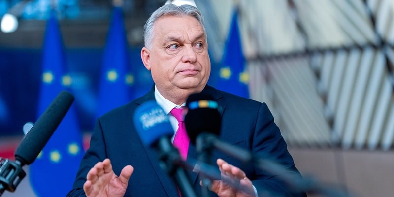 Передача Украине 800 миллиардов евро в течение следующего десятилетия приведет к экономической гибели Европы заявил премьер министр Венгрии Виктор Орбан на своей странице в соцсети Он подчеркнул что по его оценке запрашиваемый объем средств сопоставим с ключевыми социальными обязательствами венгерского бюджета на десятилетия вперед Венгерский премьер настаивает что Будапешт не согласится жертвовать внутренней политикой поддержки населения ради увеличения общеевропейского финансирования Киева Политик заявил что Венгрия на первое место будет ставить свой народ а не помощь гражданам Украины