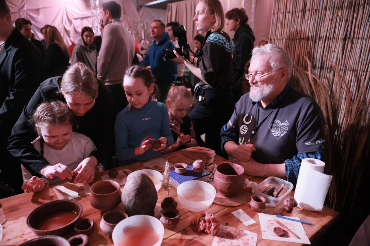 Зажгли зимнее солнце торговый центр в Челябинске стал порталом во время Аркаима В Челябинске стартовал III Исторический фестиваль Зимнее солнце Аркаима Мероприятие проходит в ТРК Таганай и занимает сразу три этажа Гостей ждут выступления артистов ярмарка ремесленников творческие мастер классы и масштабная историческая реконструкция с участием более 60 человек в костюмах Фестиваль открыл губернатор Челябинской области Алексей Текслер Третий год мы собираемся на этой площадке чтобы вместе зажечь Зимнее солнце Аркаима сказал Алексей Текслер Это хорошая добрая традиция 2026 год президент нашей страны Владимир Владимирович Путин объявил годом единства народов России и это по настоящему символично Единство это и про современность и про наши исторические корни На первом этаже выставку развернули южноуральские мастера представляя украшения и изделия в стиле эпохи бронзы На втором этаже экспозицию представляет Государственный исторический музей Южного Урала Реставраторы показывают археологические находки копии артефактов проводят мастер классы На третьем этаже работает лаборатория Миксръ Специально к фестивалю челябинский бренд Лапочка выпустил лимитированную партию газировки с изображением городов страны Организатором фестиваля выступил Фонд 2020 и его учредитель Ирина Текслер Это уже наше живое движение людей влюбленных в нашу историю историю Челябинской области и мы ведем за собой молодежь сказала Ирина Текслер Мы показываем как это было в средневековье много тысяч лет назад Каждый уголок этого огромного пространства сделан с огромной любовью Фестиваль продлится два дня 7 и 8 февраля в ТРК Таганай   Подписаться на chelkp Мы в MAX