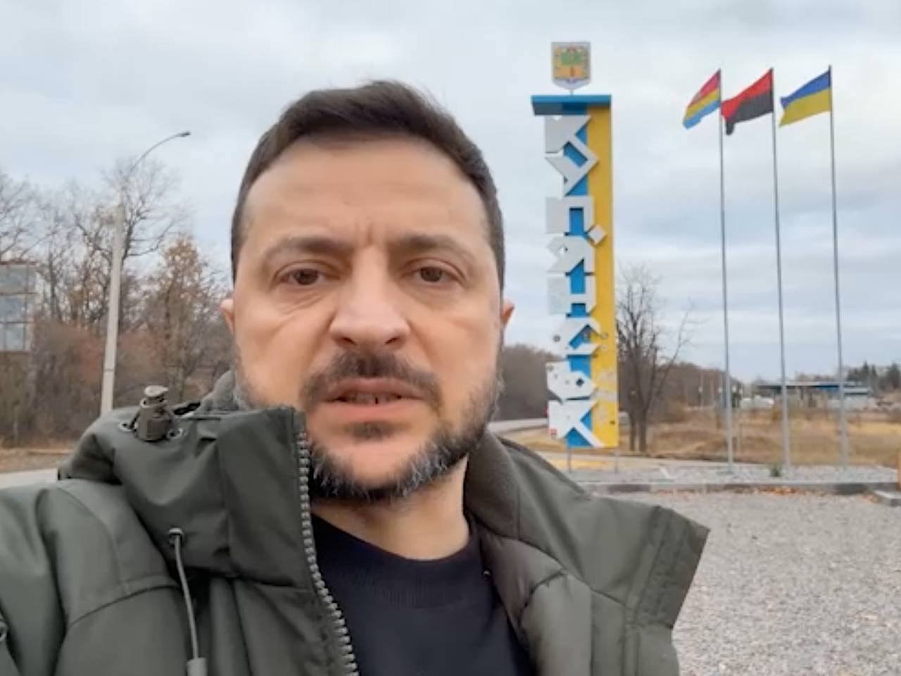 Въезд в Купянск полностью закрыт СМИ Проезд в город ограничен даже для волонтёров Эвакуация местных жителей возможна только пешком или при содействии военных и полиции которым удаётся проникнуть в город По данным местных властей в Купянске остаются около 650 человек Медицинская помощь в городе недоступна врачей там нет kedmi