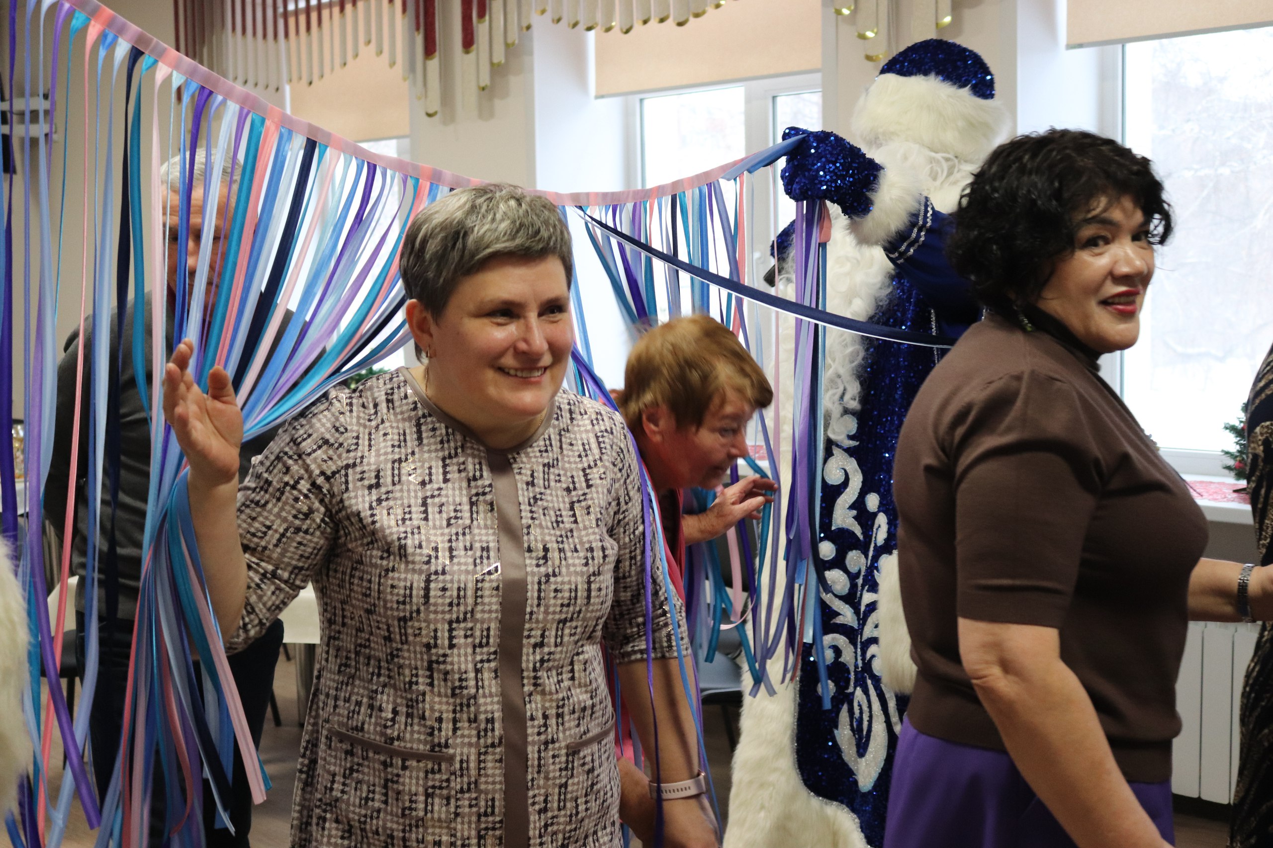 Для ветеранов системы образования города устроили предновогоднюю встречу Вчера 25 декабря в психолого педагогическом центре Потенциал прошло поздравление ветеранов педагогического труда с наступающим Новым годом На мероприятии присутствовали специалисты городского комитета по образованию которые пожелали гостям исполнения всех желаний крепкого здоровья удачи мира и тепла близким и их семьям а также подвели небольшие итоги уходящего года Мероприятие сопровождалось песнями от воспитанников Центра а также играми и танцами с Дедом Морозом и Снегурочкой А в завершении специалисты комитета вручили ветеранам памятные подарки Подробнее на сайте Подписаться ВКонтакте MAX