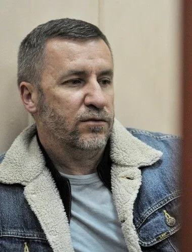 Адвокат Алексея Навального Игорь Сергунин вышел на свободу О его освобождении сообщает Первый отдел Сергунин отбывал наказание по статье об участии в экстремистском сообществе ч 2 ст 282 1 УК Сергунина и его коллег адвокатов Алексея Липцера и Вадима Кобзева задержали 13 октября 2023 года и в тот же день суд арестовал их По версии обвинения адвокаты используя свой статус при оказании юридической помощи для доступа в исправительное учреждение регулярно передавали информацию Алексею Навальному от руководства ФБК тем самым позволяя оппозиционеру осуществлять функции лидера и руководителя экстремистского сообщества 17 января 2025 года Сергунину Липцеру и Кобзеву огласили приговор Сергунин получил 3 5 года лишения свободы Сторона обвинения сочла приговор слишком мягким но суд отказался ужесточать его Липцер и Кобзев по прежнему находятся в заключении Фото из соцсетей Подписаться Связаться Поддержать Patreon Буст
