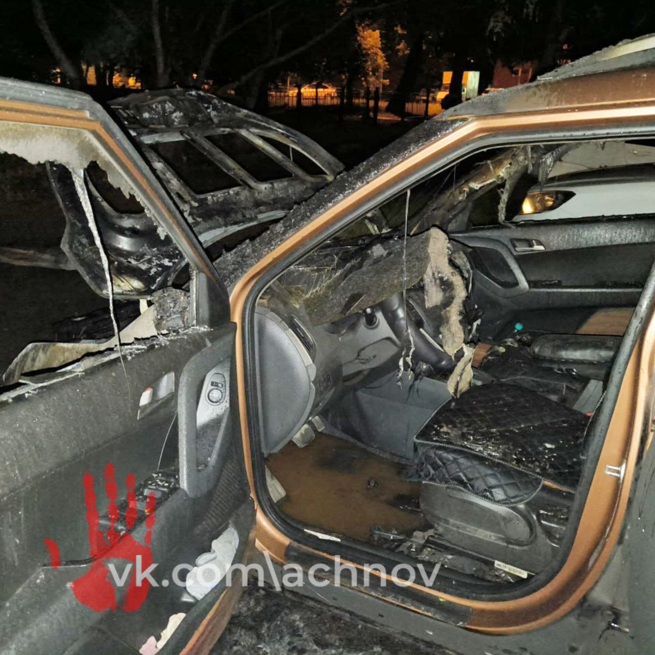 Зять спалил дорогое авто отца своей своей жены! Причиной стал конфликт, который произошел между мужчинами. Полиция поймала человека, который сжег машину на улице Котина. Во что превратился "Хендай", видно на фото. - Возникли основания полагать, что к совершенному преступлению может быть причастен бывший супруг его дочери, с которым накануне произошел конфликт. Сумма причиненного ущерба составила более 1,5 млн. рублей, - комментируют в ГУ МВД области. Злоумышленника быстро поймали. Им оказался местный житель. Ему 37 лет. Полицейские полагают, что иномарку он облил бензином, который принес с собой в пластиковой бутылке, после чего поджег и скрылся. Именно личные неприязненные отношения с хозяином автомобиля пока что считаются основными причинами, которые толкнули нарушителя на преступление. В отношении подозреваемого возбуждено уголовное дело. Он водворен в изолятор временного содержания.