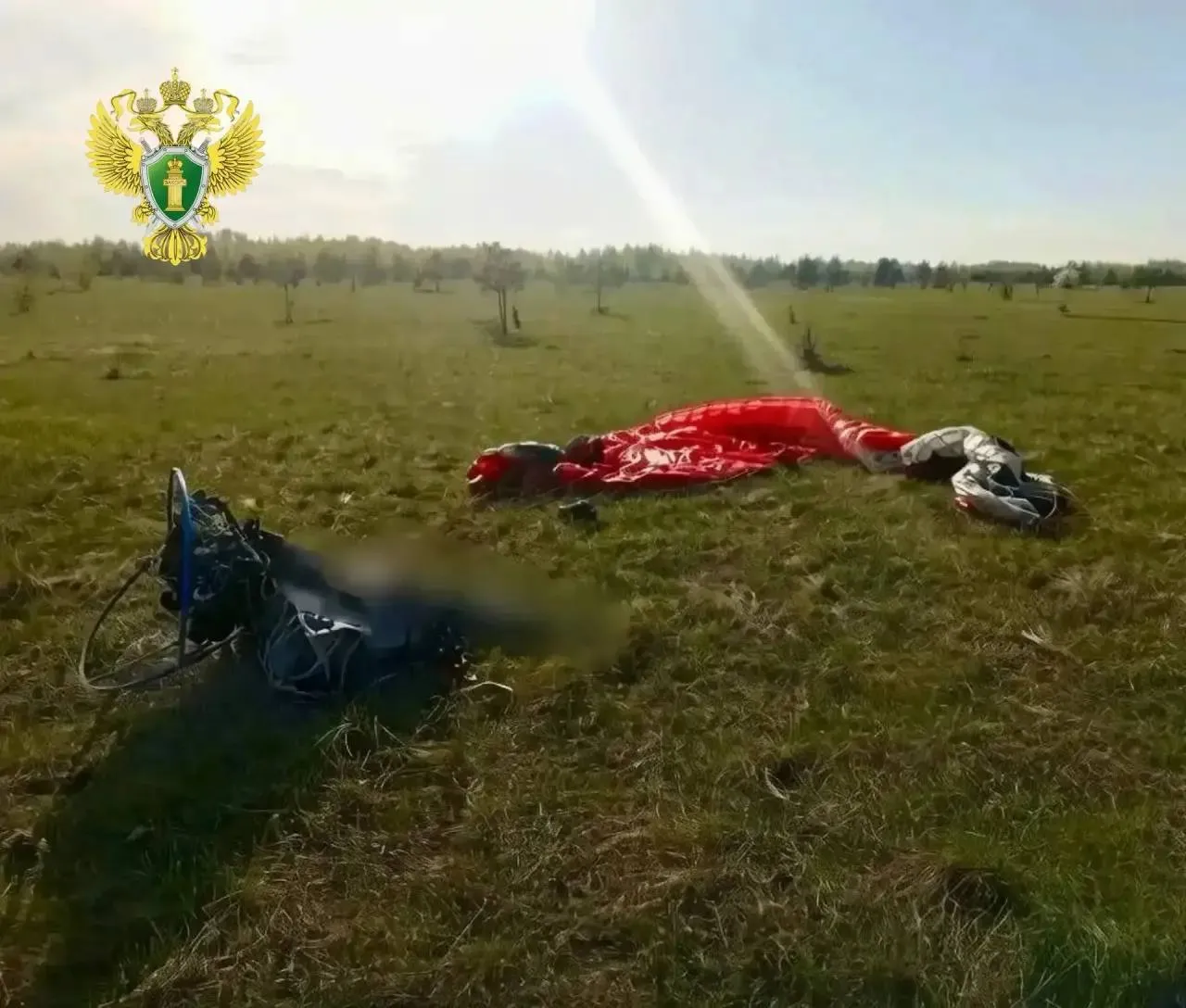Пилот из Челябинска разбился на моторном параплане в Пластовском районе Трагедия произошла недалеко от трассы Варламово Пласт Жертвой ЧП стал 48 летний житель Челябинска Падающий параплан заметил водитель который проезжал по дороге он сразу сообщил о произошедшем сотрудникам ДПС Сейчас транспортная прокуратура и следователи проводят проверку Специалисты выясняют обстоятельства падения и проверяют соблюдение требований безопасности полетов Читайте нас в MAX мы есть и там