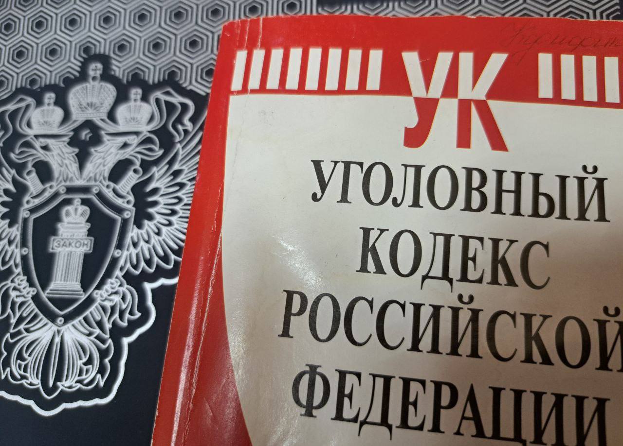 Прокуратура Красногвардейского района утвердила обвинительное заключение по уголовному делу в отношении заведующей детским садом, обвиняемой в мошенничестве и злоупотреблении должностными полномочиями.            В мае 2019 года обвиняемая фиктивно трудоустроила женщину, которая фактически не исполняла трудовые обязанности. Руководитель систематически вносила в табель учета рабочего времени ложные сведения об исполнении работником обязанностей, а более 530 тыс. рублей, начисленных в качестве зарплаты, похитила.