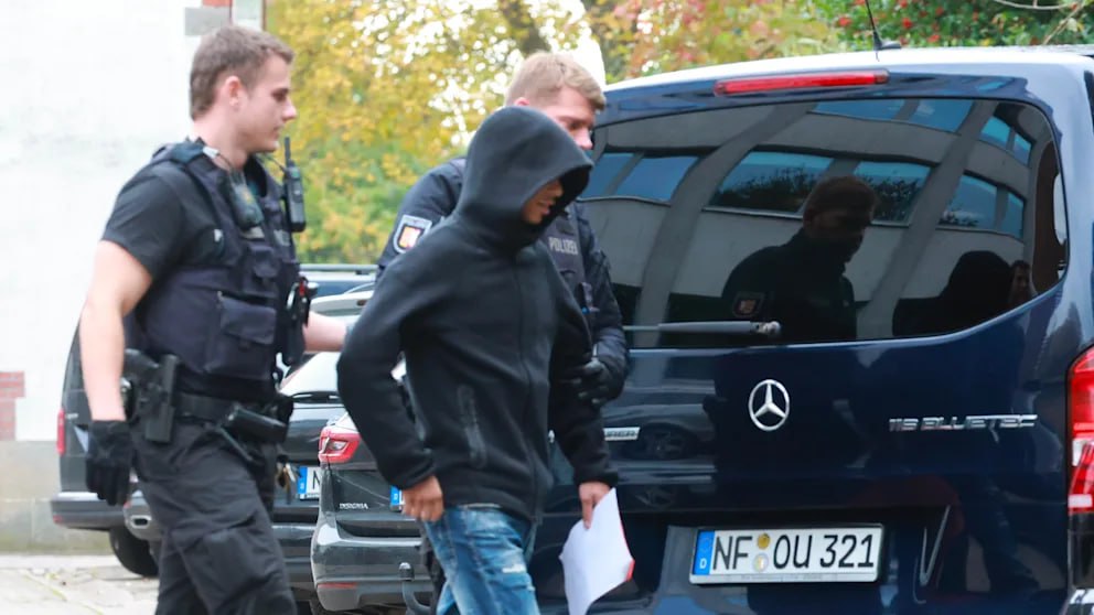 Сирийцы и афганцы совершают преступления в Германии в 10 раз чаще чем немцы отчёт полиции Федеральное ведомство уголовной полиции Германии опубликовало новую оценку преступности в контексте миграции Согласно отчёту в 2024 году сирийцы и афганцы попадали в число подозреваемых по многим типам преступлений значительно чаще чем немцы Особенно велик разрыв по насильственным преступлениям среди немцев это 163 подозреваемых на 100 000 жителей среди афганцев 1722 на 100 000 а среди сирийцев уже 1740 на 100 000 то есть более чем в десять раз больше Будь то физическое или сексуализированное насилие или преступность связанная с наркотиками по информации BILD сирийцы и афганцы почти везде находятся на первых местах Министр внутренних дел Александр Добриндт прокомментировал тревожные данные Те кто хочет интегрироваться в Германии работает здесь зарабатывает себе на жизнь и уважает наши правила приветствуются Но те кто отстраняется от нашего общества ведёт преступную деятельность и представляет угрозу безопасности людей не имеют права оставаться в Германии Поэтому мы готовим депортации в Афганистан и Сирию чтобы выслать преступников и лиц представляющих угрозу BILD Russian