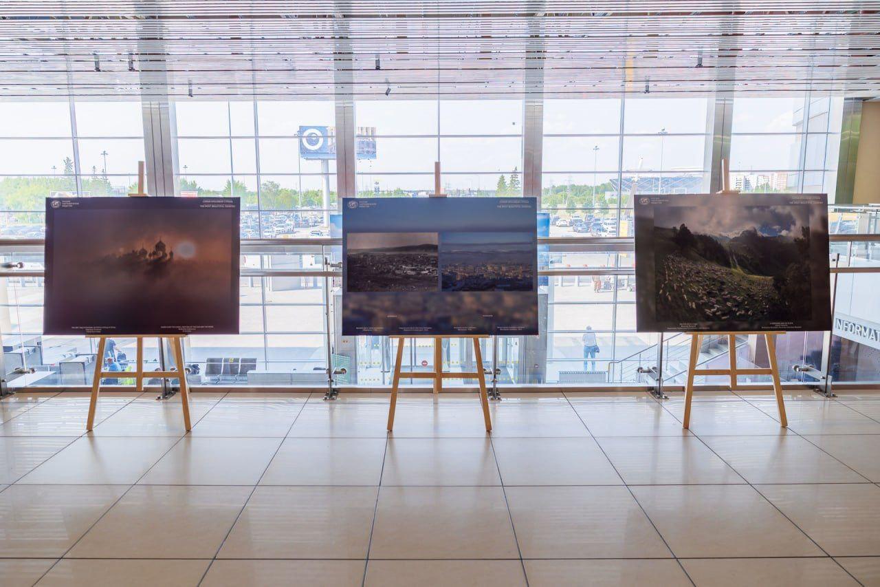 Ко Дню России в Кольцово представили фотовыставку Русского географического общества В экспозицию, которую можно найти на втором этаже терминала внутренних авиалиний, вошли 20 работ участников крупнейшего фотоконкурса «Самая красивая страна». Это пейзажи, показывающие природное многообразие нашей страны. Оценить работы можно в аэропорту до 22 июня. Фото: Юрий Ломакин Подписаться прислать новость